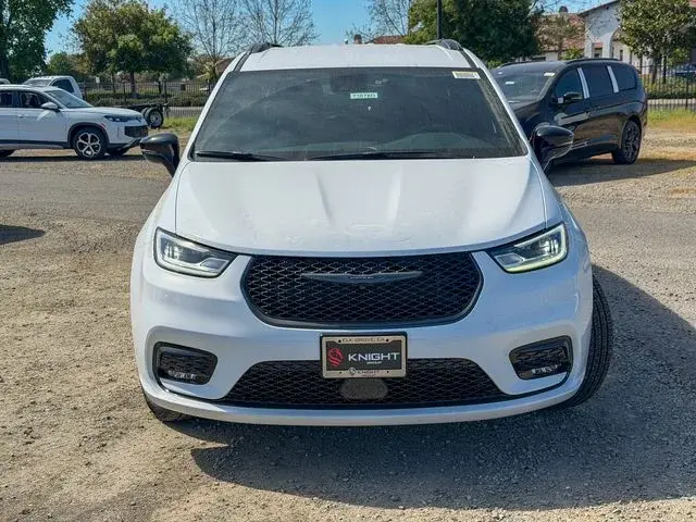 2026 Chrysler Pacifica Select AWD photo 3