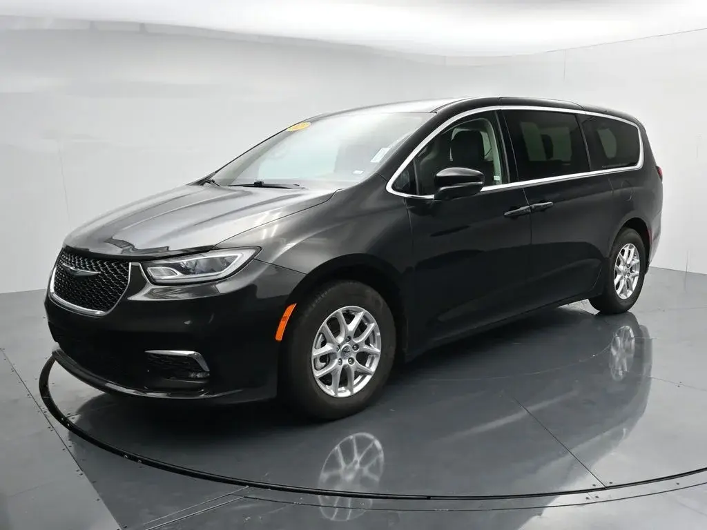 2023 Chrysler Pacifica Touring L photo 4