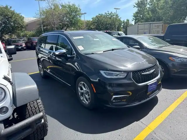 2023 Chrysler Pacifica Limited's photo