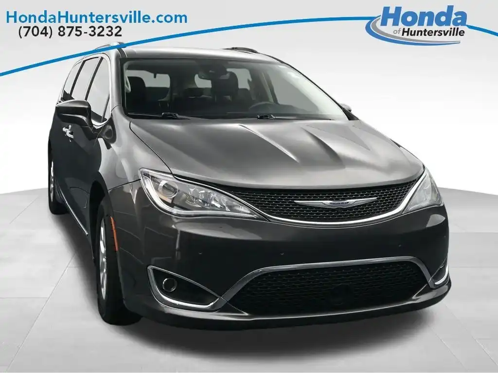 2020 Chrysler Pacifica Touring L's photo