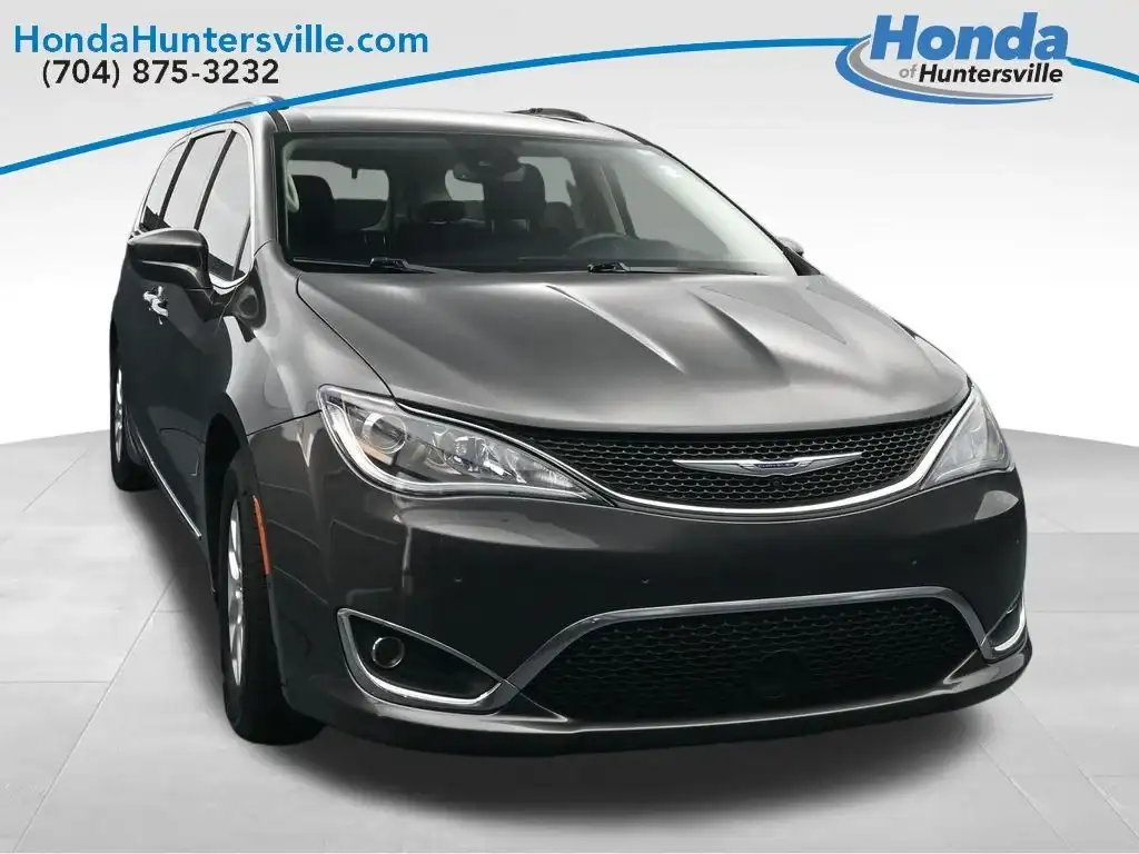 2020 Chrysler Pacifica Touring L's photo