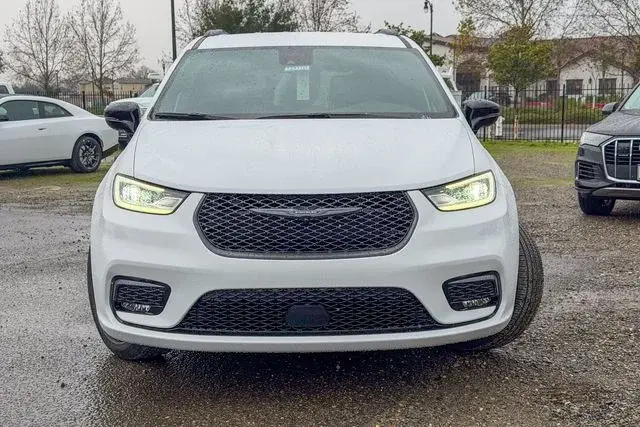 2026 Chrysler Pacifica Select photo 3