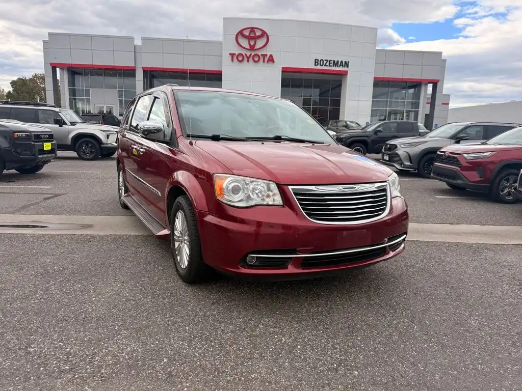 2014 Chrysler Town & Country Limited's photo