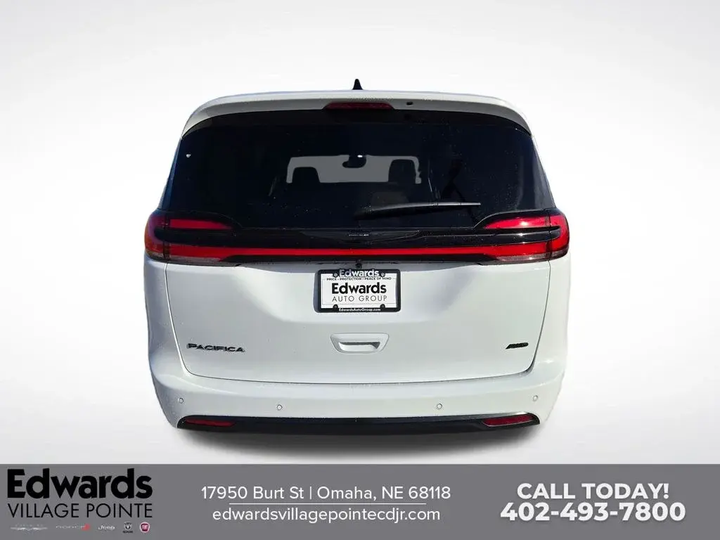 2026 Chrysler Pacifica Select AWD photo 4