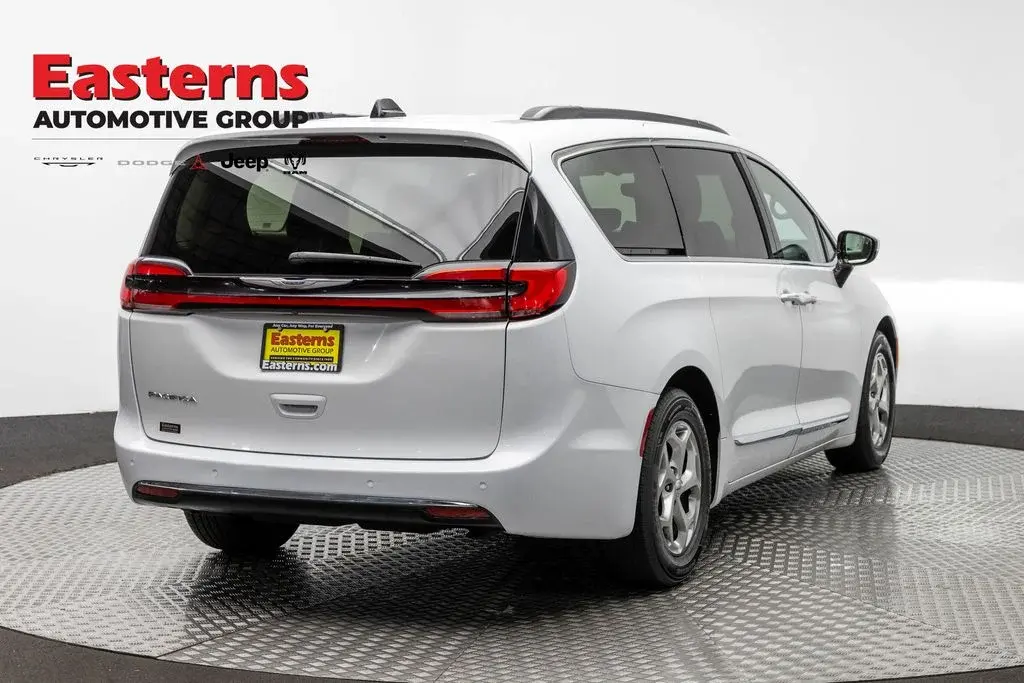 2023 Chrysler Pacifica Limited photo 5