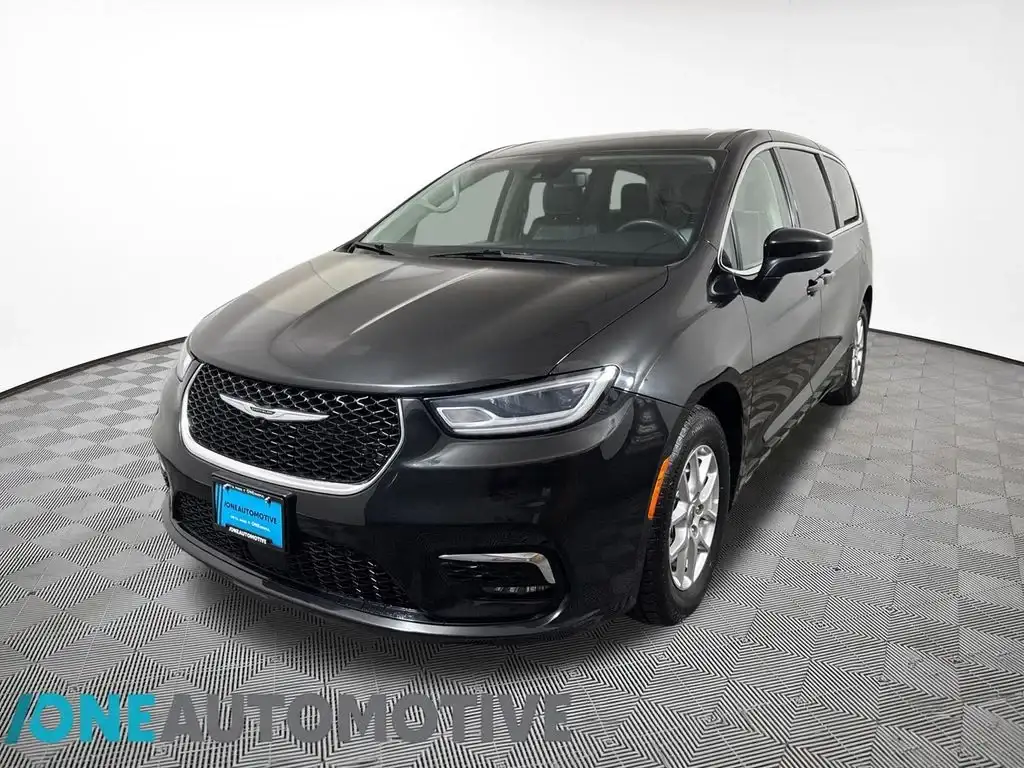 2023 Chrysler Pacifica Touring L's photo