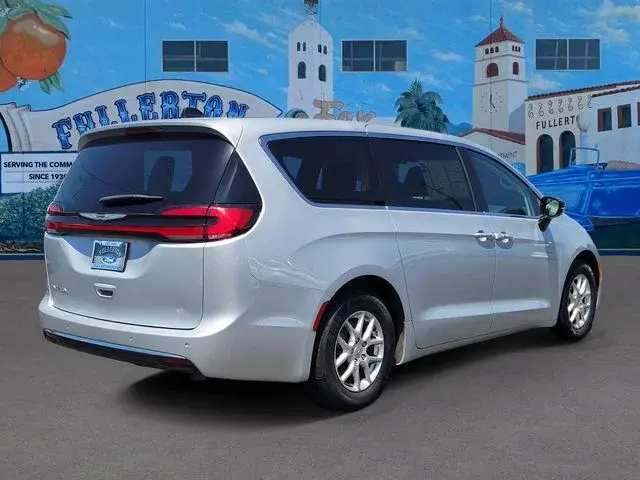 2024 Chrysler Pacifica Touring L photo 4