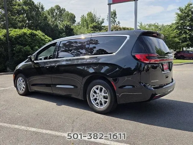 2023 Chrysler Pacifica Touring photo 3