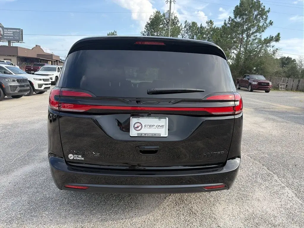 2027 Chrysler Pacifica Limited photo 5
