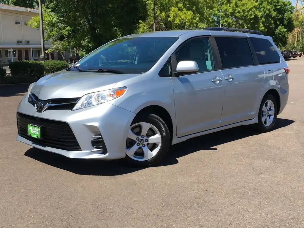 2020 Toyota Sienna LE V6 7-Passenger Access Seat FWD's photo