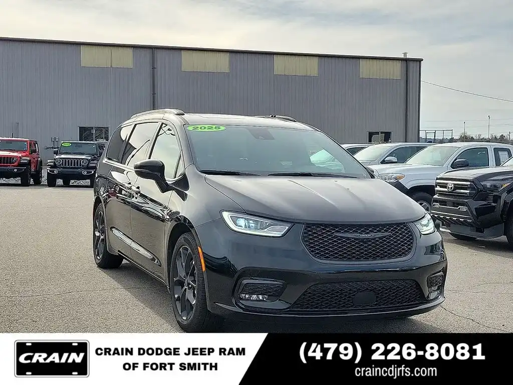 2025 Chrysler Pacifica Limited's photo