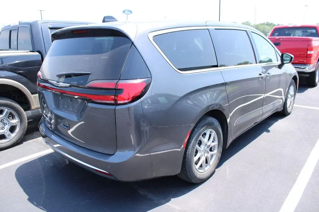 2023 Chrysler Pacifica Touring L photo 4