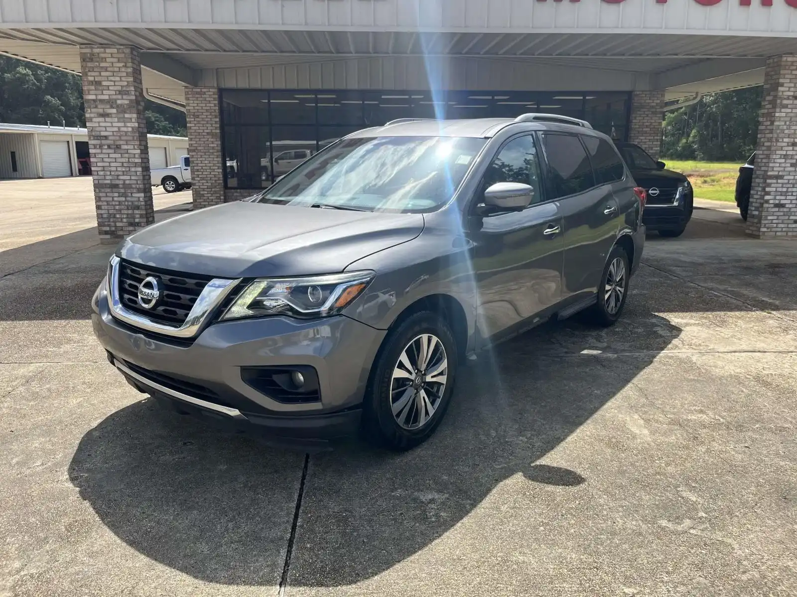 2017 Nissan Pathfinder SL 2WD's photo