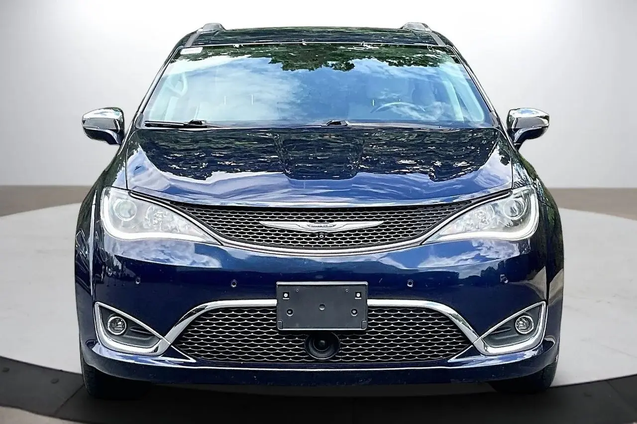 2018 Chrysler Pacifica Limited photo 3