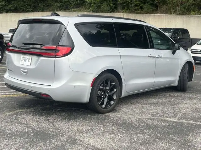 2024 Chrysler Pacifica Touring L photo 3