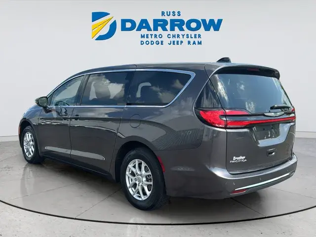 2023 Chrysler Pacifica Touring L photo 3