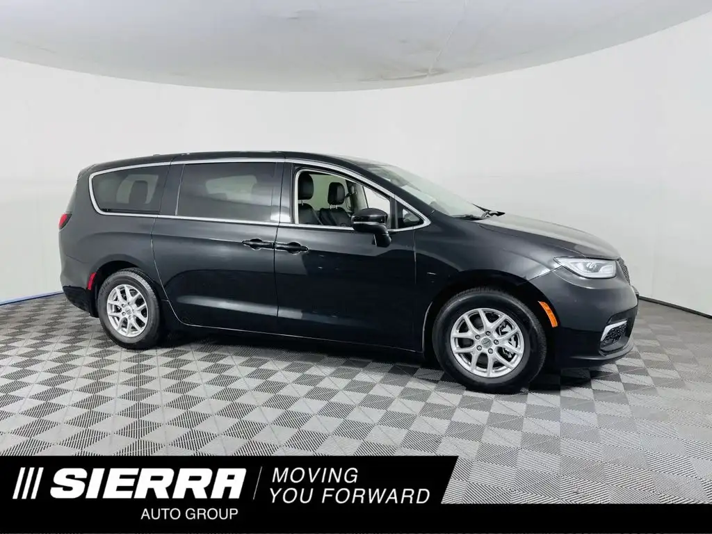 2023 Chrysler Pacifica Touring L's photo