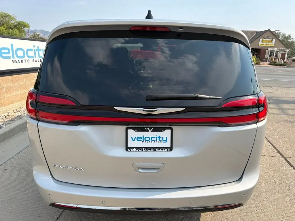 2024 Chrysler Pacifica Touring L photo 4