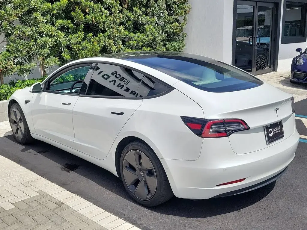 2021 Tesla Model 3 Standard Range Plus photo 3