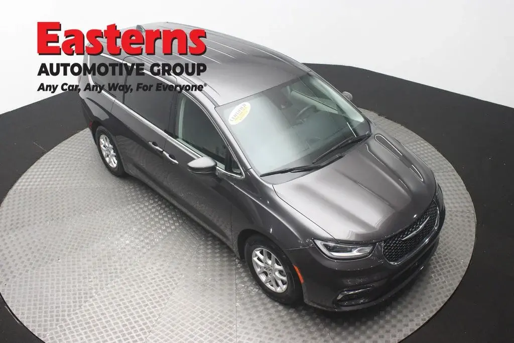 2023 Chrysler Pacifica Touring L photo 3