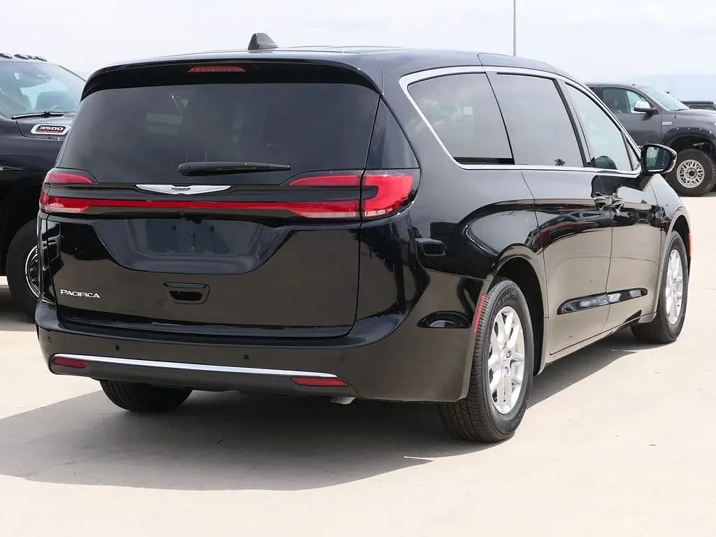 2026 Chrysler Pacifica Select photo 3