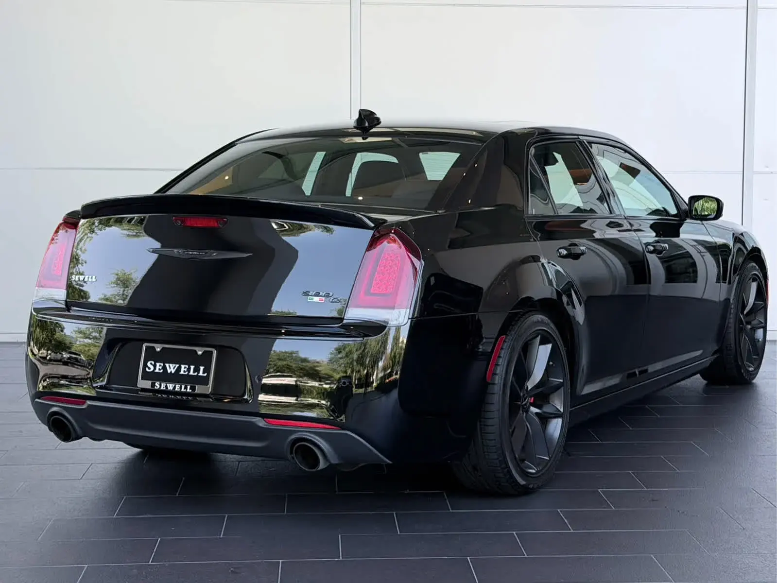 2023 Chrysler 300 C photo 4