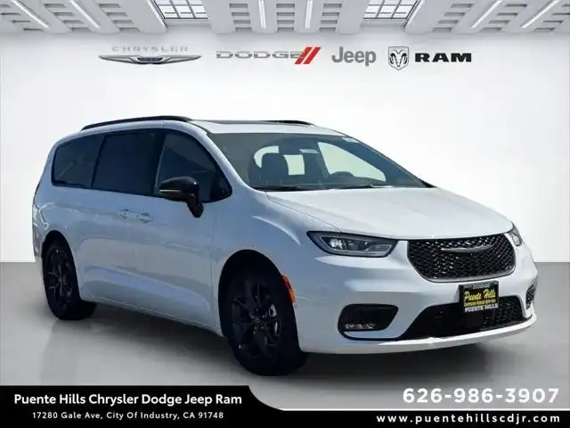 2026 Chrysler Pacifica Limited's photo