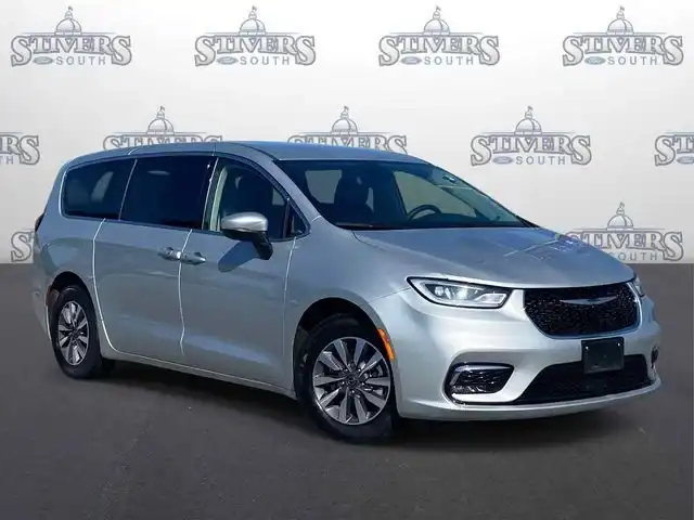 2023 Chrysler Pacifica Hybrid Touring L Hybrid's photo