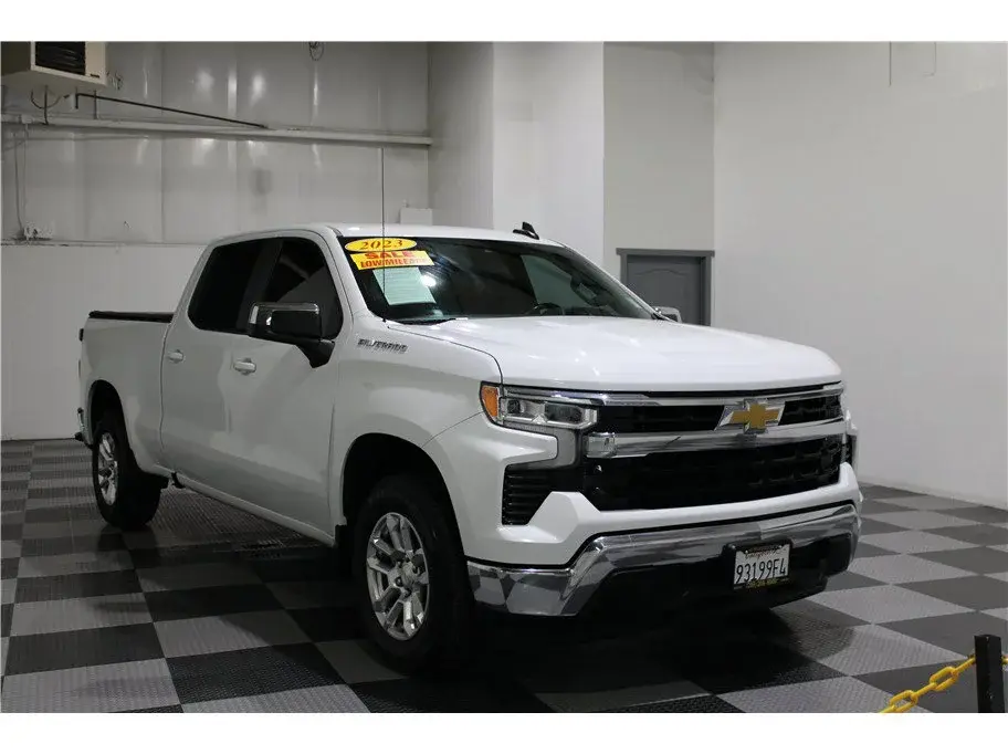 2023 Chevrolet Silverado 1500 LT Crew Cab Standard Box photo 3