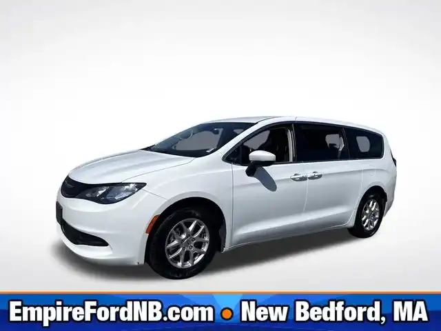 2023 Chrysler Voyager LX's photo