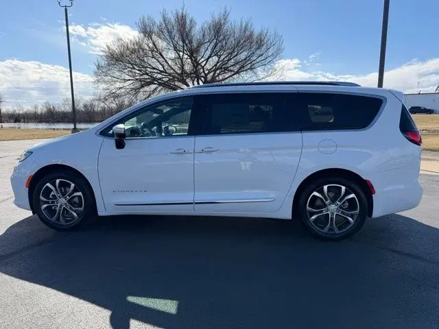2026 Chrysler Pacifica Pinnacle photo 4