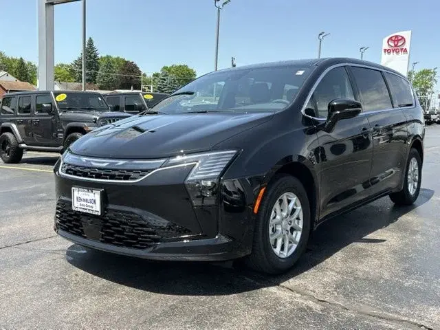 2027 Chrysler Pacifica Select photo 5