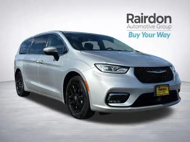 2023 Chrysler Pacifica Touring L's photo
