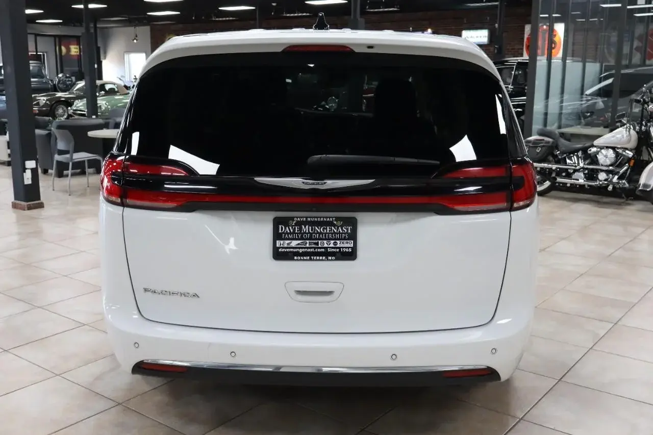 2023 Chrysler Pacifica Touring L photo 5
