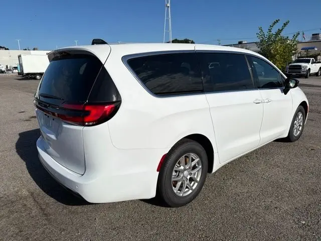 2027 Chrysler Pacifica Select photo 3