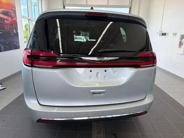 2023 Chrysler Pacifica Touring L photo 4