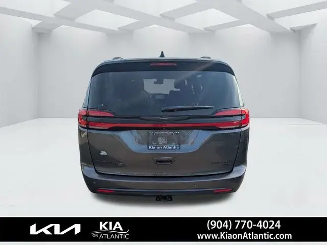 2023 Chrysler Pacifica Limited AWD photo 4