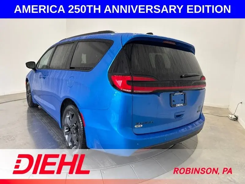 2027 Chrysler Pacifica Select photo 5