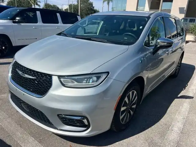 2023 Chrysler Pacifica Hybrid Limited's photo