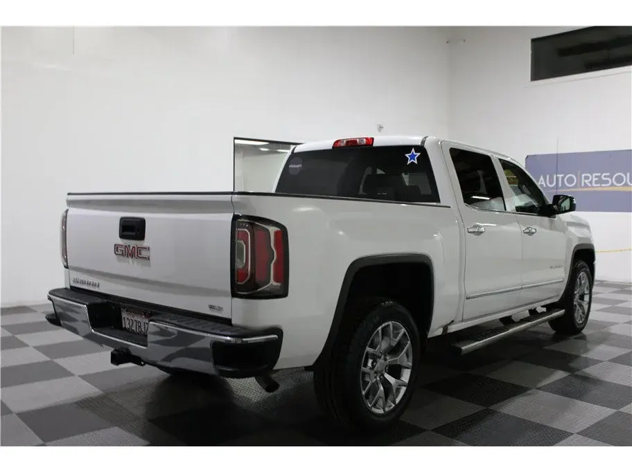2017 GMC Sierra SLT 2WD Crew Cab Short Box photo 4