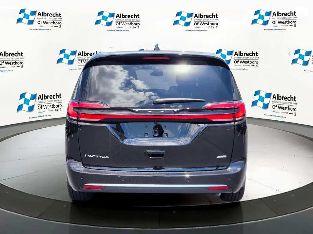 2027 Chrysler Pacifica Select AWD photo 4