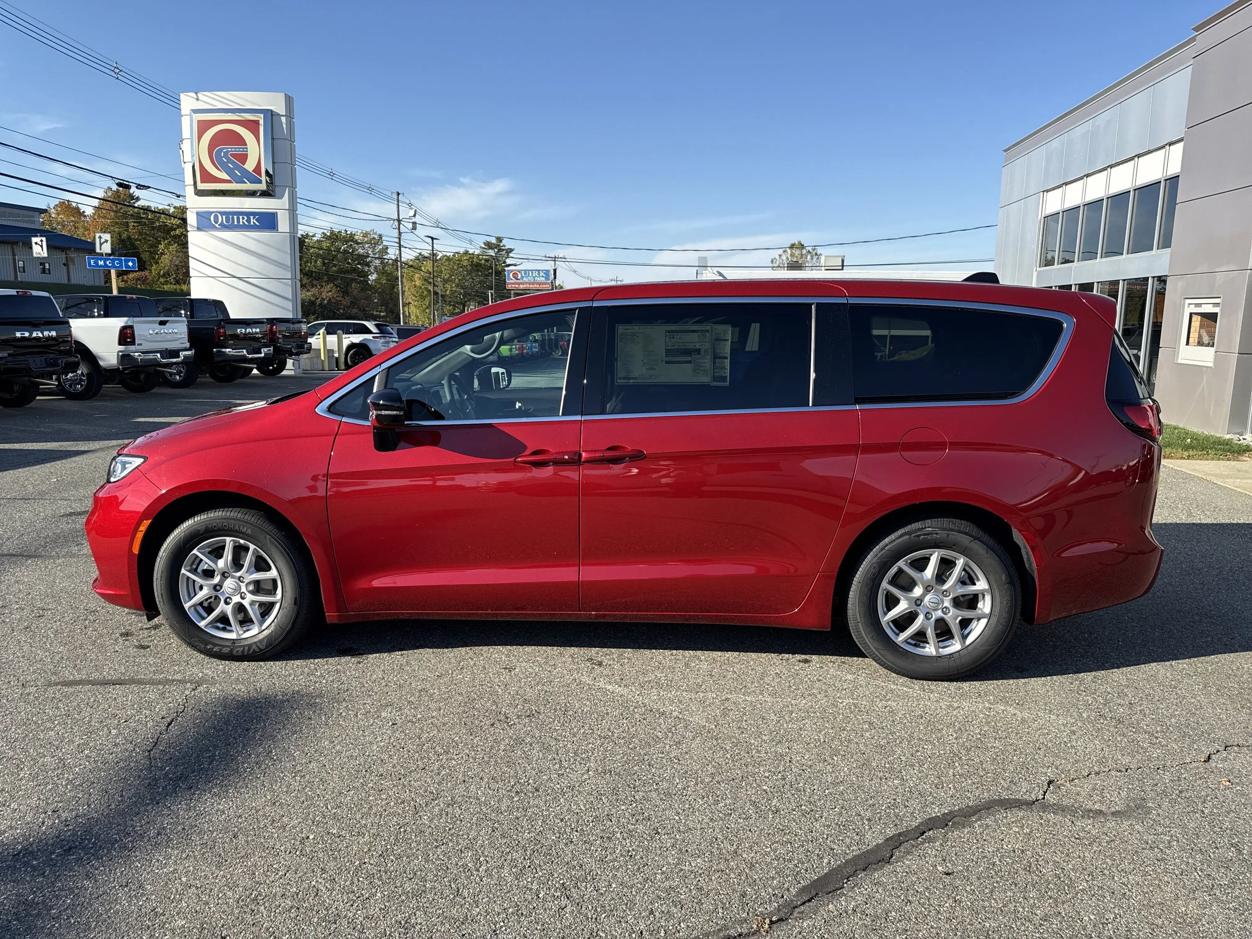 2026 Chrysler Pacifica Select photo 3