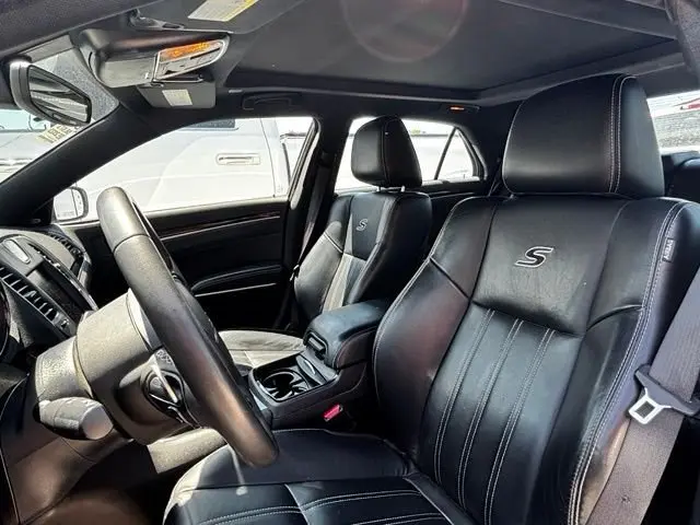 2023 Chrysler 300 S photo 4