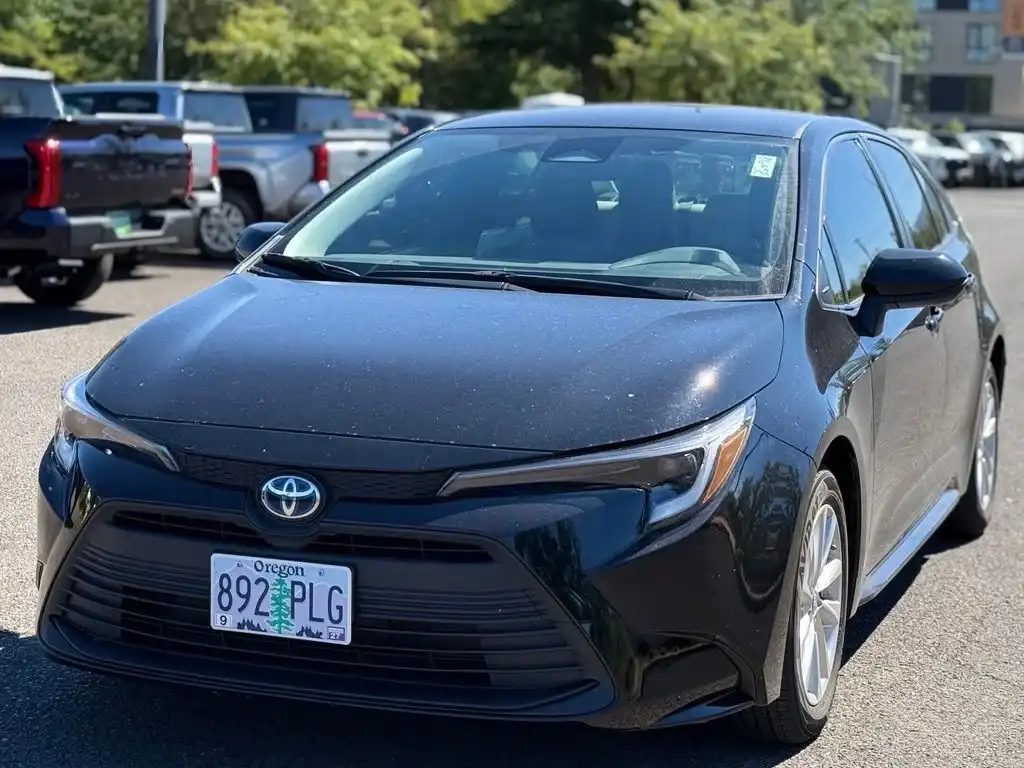 2024 Toyota Camry SE's photo