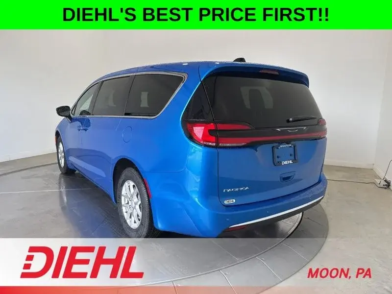 2027 Chrysler Pacifica Select photo 5