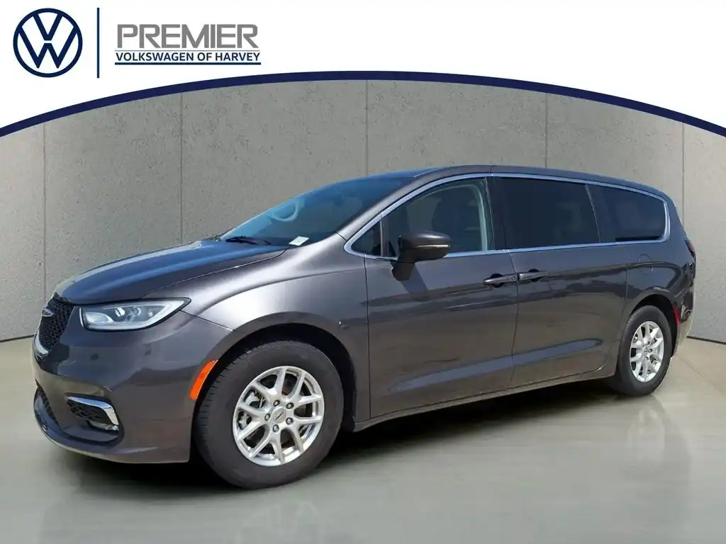2023 Chrysler Pacifica Touring L's photo