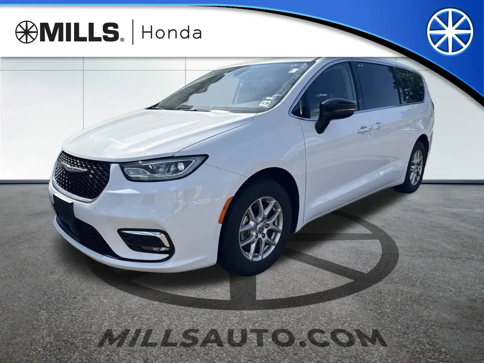2024 Chrysler Pacifica Touring L photo 1