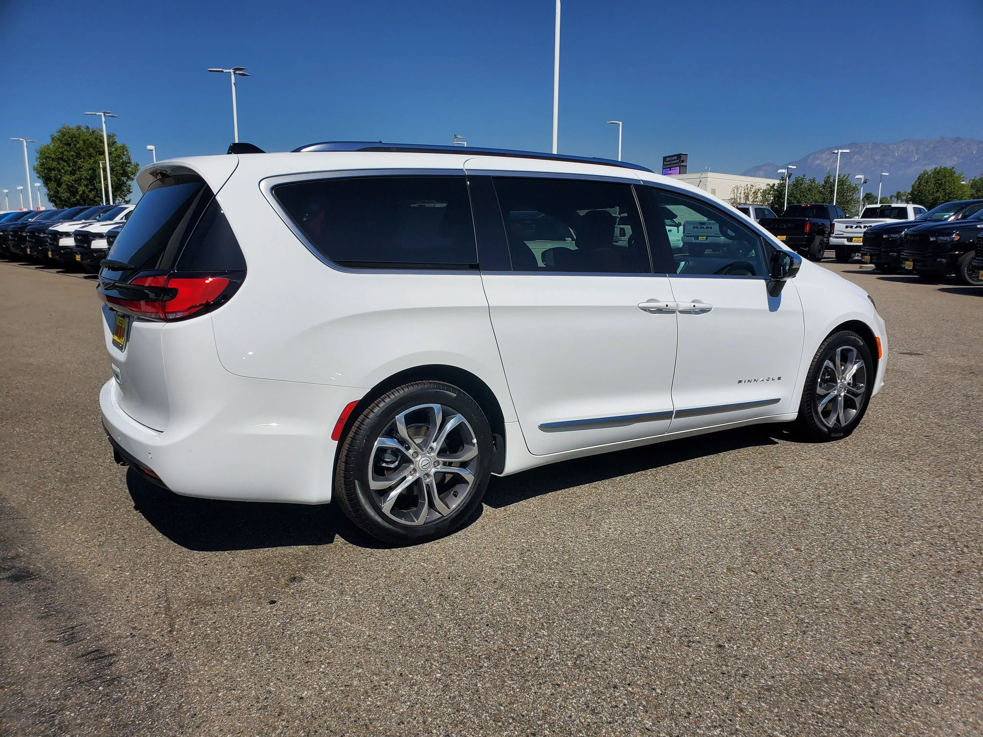 2026 Chrysler Pacifica Pinnacle photo 3