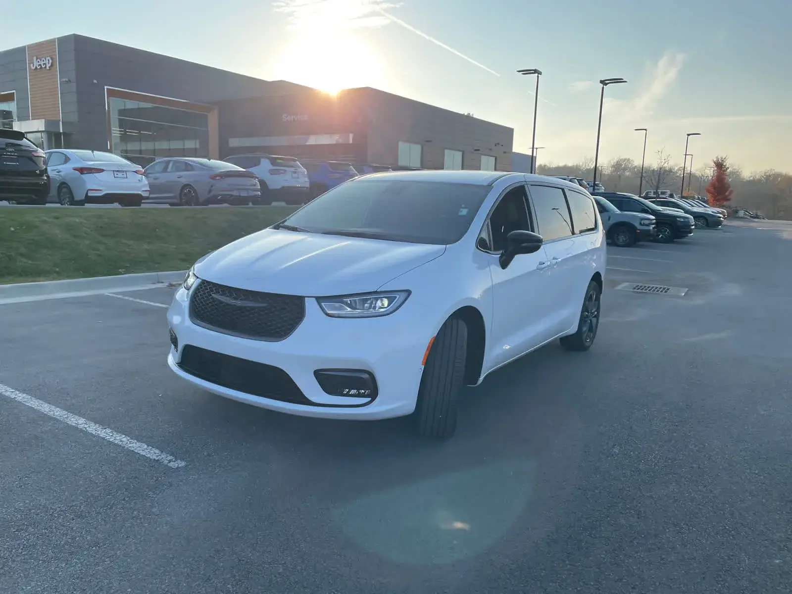 2026 Chrysler Pacifica Select AWD photo 4