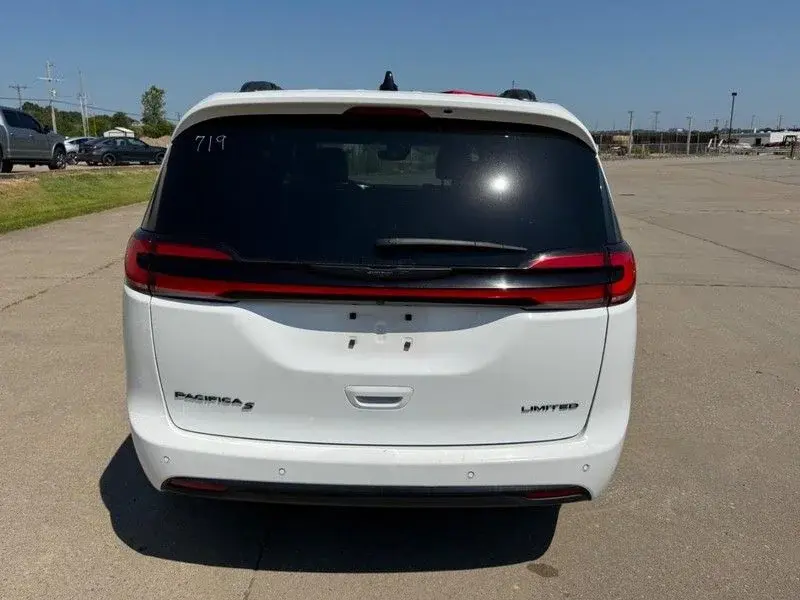 2025 Chrysler Pacifica Limited photo 4